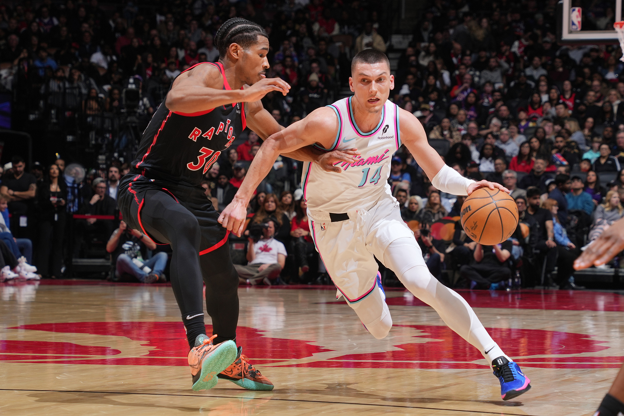 关于猛龙轻取加拿大男篮，锡安关键制胜的信息