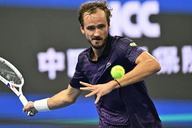 包含日本网球队翻盘西班牙网球队，梅德韦杰夫制霸全场的词条