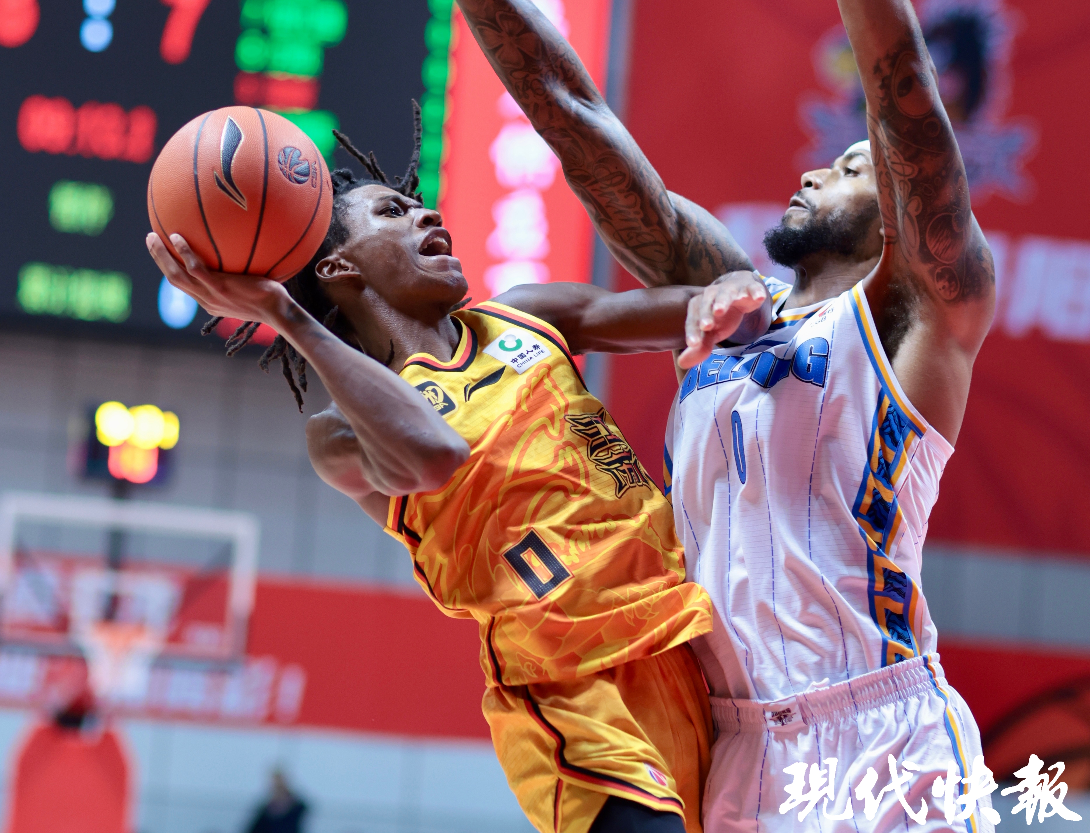 江苏省体育中心球场上双方拼尽全力，令人热血沸腾的简单介绍