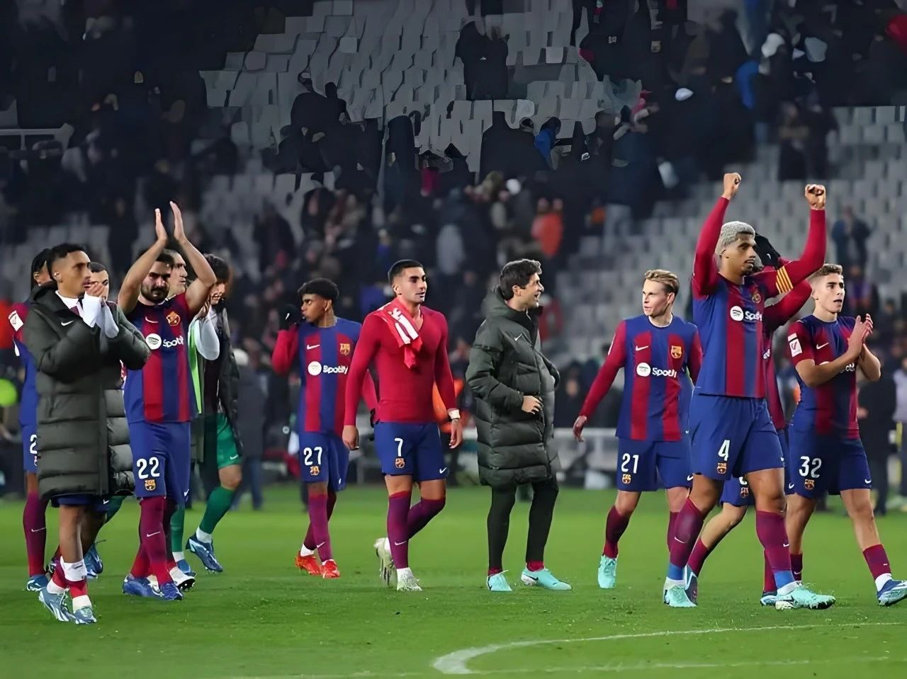 令人难忘的比赛，两支球队紧咬榜首位置的简单介绍