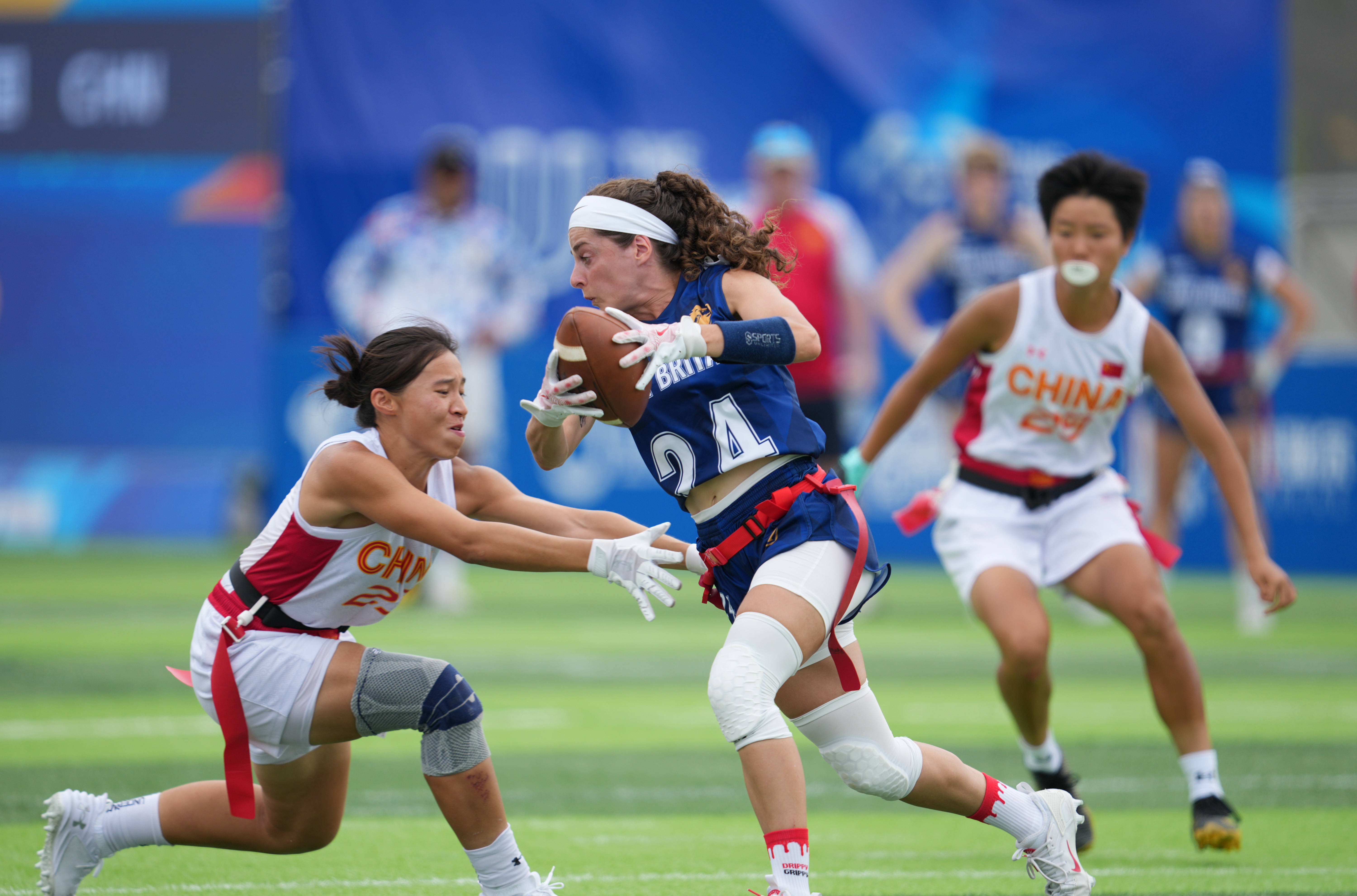 包含橄榄球比赛中，RB莱比锡队获得重要胜利的词条