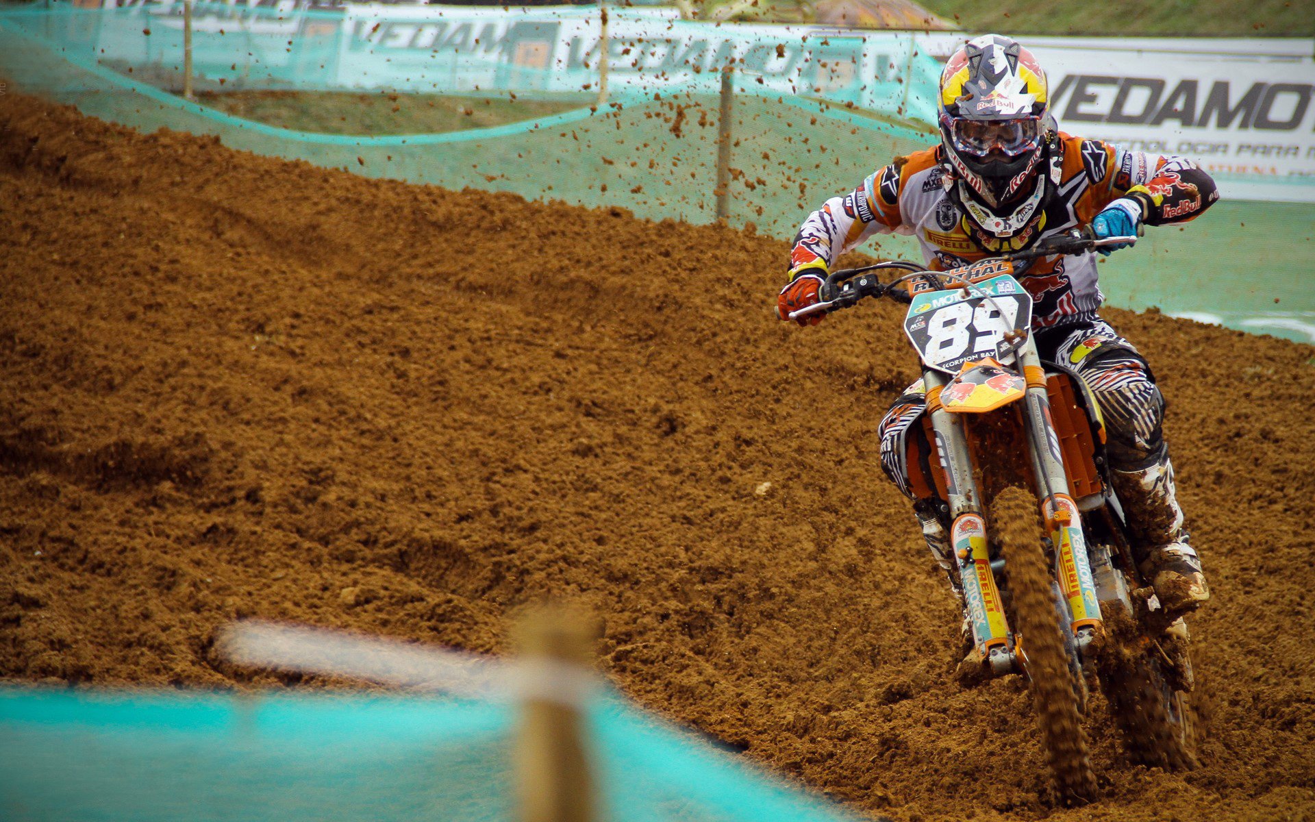 赛道烽烟，红牛鏖战雷诺，拉塞尔刷新历史的极速之夜